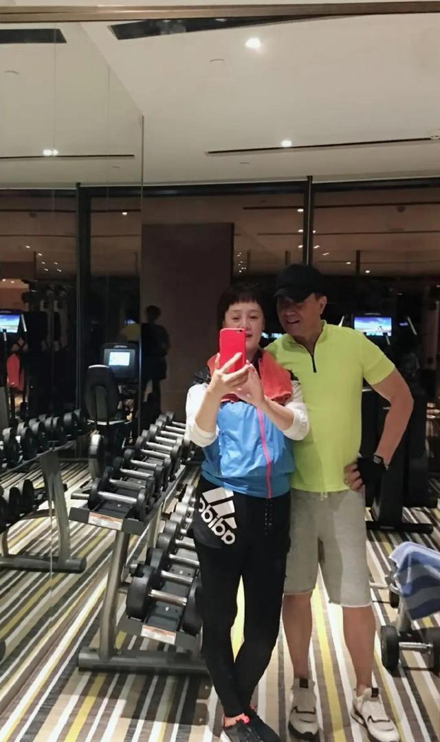 Faker重返赛场，出色发挥首场状态出色，湖人观众沸腾！