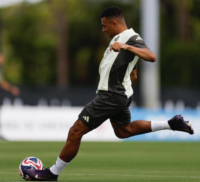 姆巴佩意外战胜切尔西，重返赛场引爆全场！