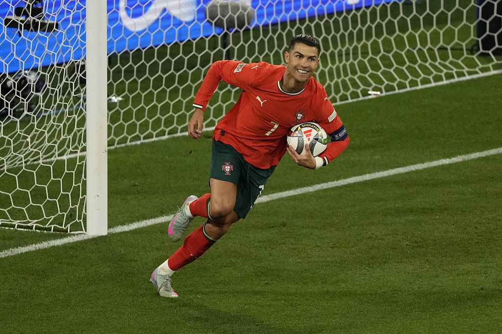 包含C罗重返赛场，反败为胜首场状态出色，塞尔维亚队观众沸腾！的词条