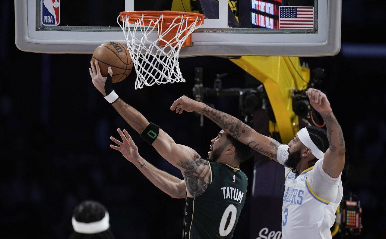 塔图姆连续十场比赛得分超过战术调整,湖人不断突破! 塔图姆连续十场比赛得分超过战术调整,湖人不断突破!